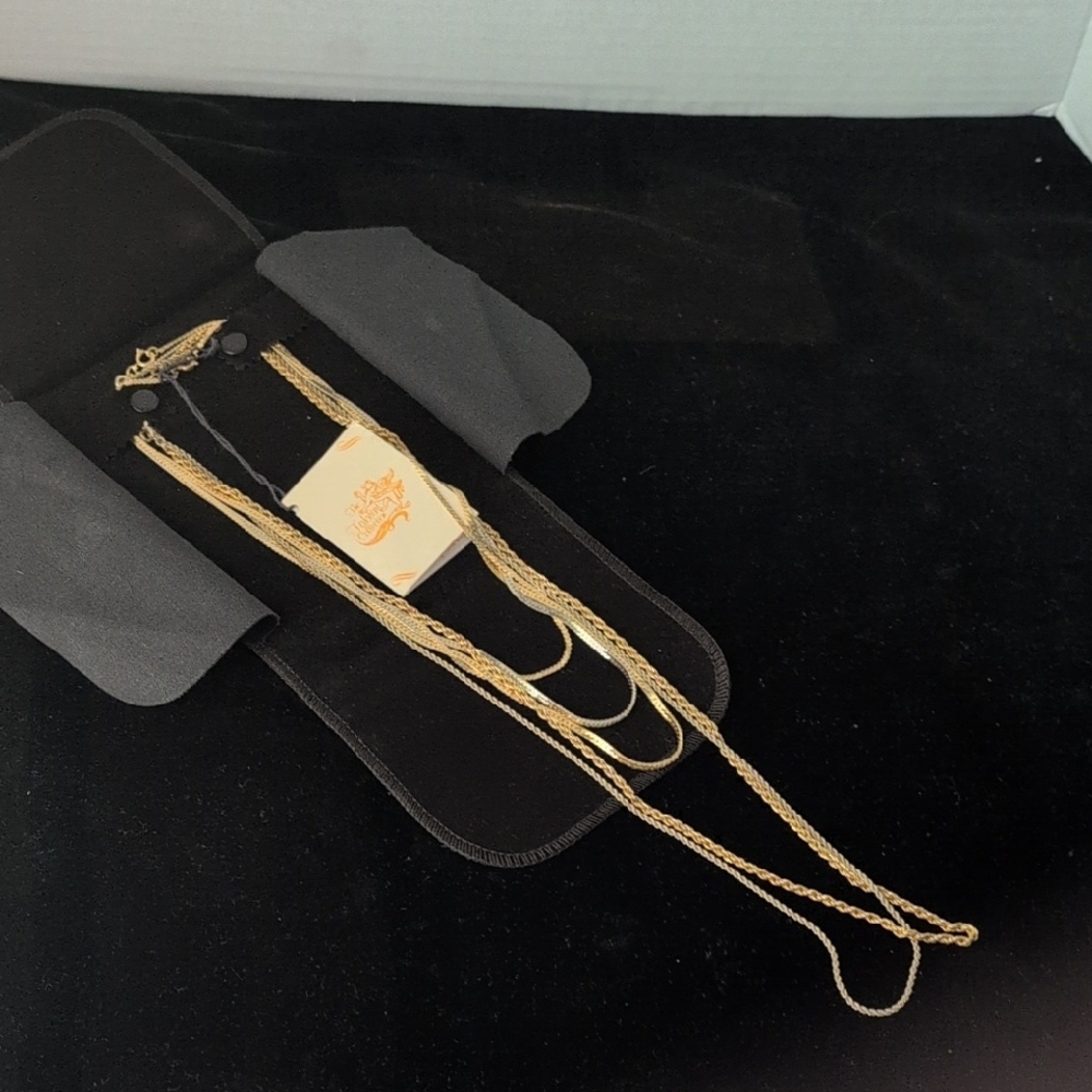 Elegant Gold Necklaces with Intricate Designs
